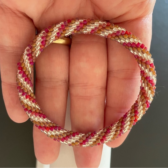 Hand beaded bracelets, made with glass beads - Picture 7 of 14